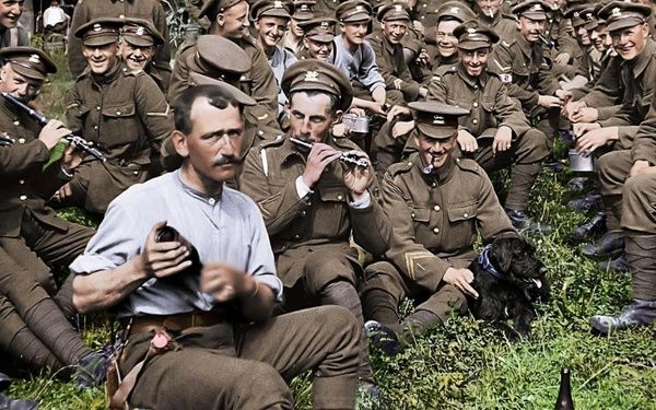 چند سرباز جنگ جهانی اول کنار هم نشسته اند و یک نفر فلوت می نوازد
