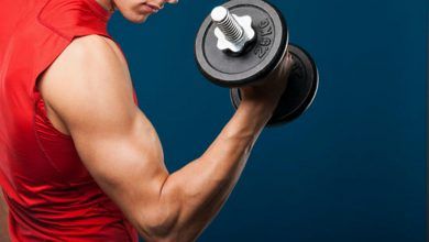 وزنه زدن فقط برای عضله سازی نیست 6 یک مرد جوان با لباس قرمز در حال وزنه زدن با دمبل