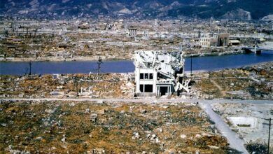 شهر هیروشیما پس از بمباران اتمی با خاک یکسان شده است، اما در گوشه و کنار ساختمان هایی سرپا هستند. یک رودخانه از وسط شهر می گذرد.