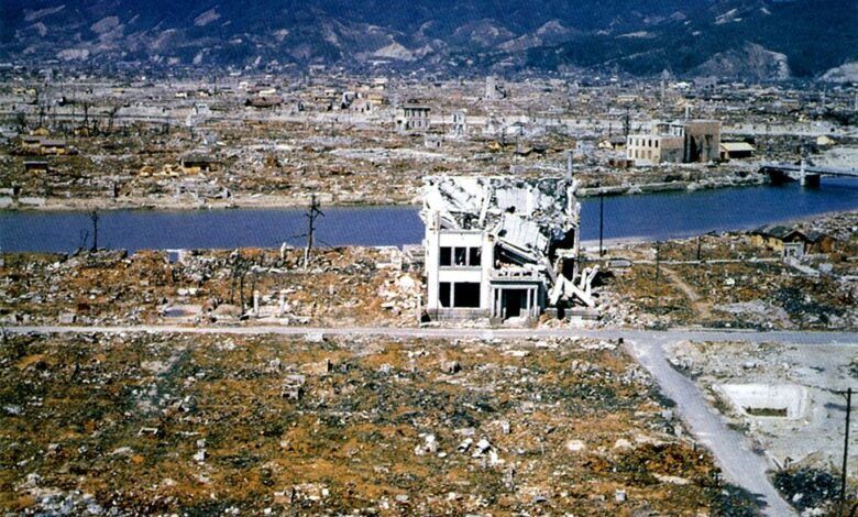 شهر هیروشیما پس از بمباران اتمی با خاک یکسان شده است، اما در گوشه و کنار ساختمان هایی سرپا هستند. یک رودخانه از وسط شهر می گذرد.