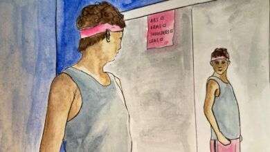 یک تصویر نقاشی از یک مرد جوان با پیراهن حلقه ای طوسی و سربند صورتی که جلوی آینه ایستاده است و فکر می کند خوش هیکل نیست