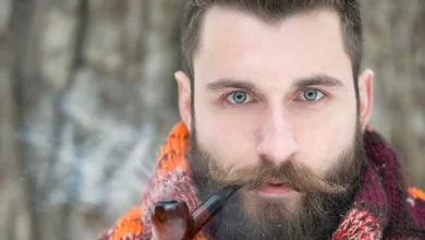 پرتره یک مرد جوان با موهای روشن، چشمان آبی، سبیل تاب داده و یک پیپ بر دهان