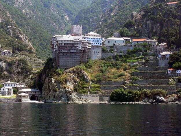 یک صومعه سنگی در کنار دریا