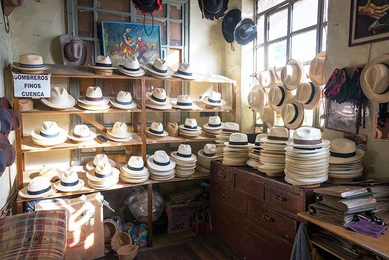 یک مغازه فروش کلاه مردانه پاناما