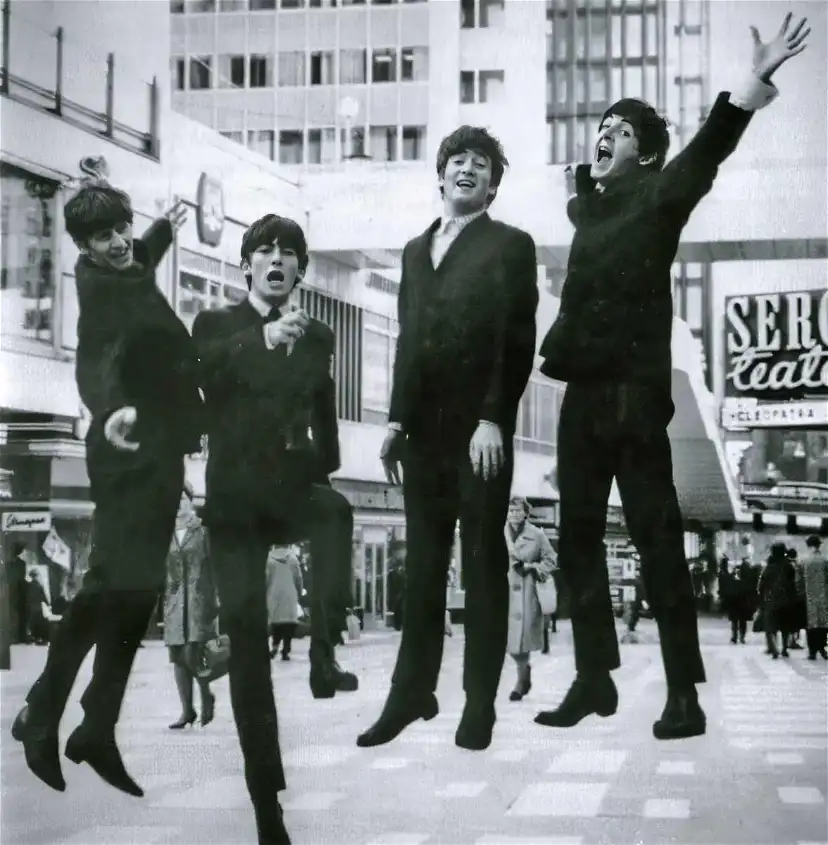 اعضای گروه بیتلز در استکهلم در یک خیابان به هوا پریده اند