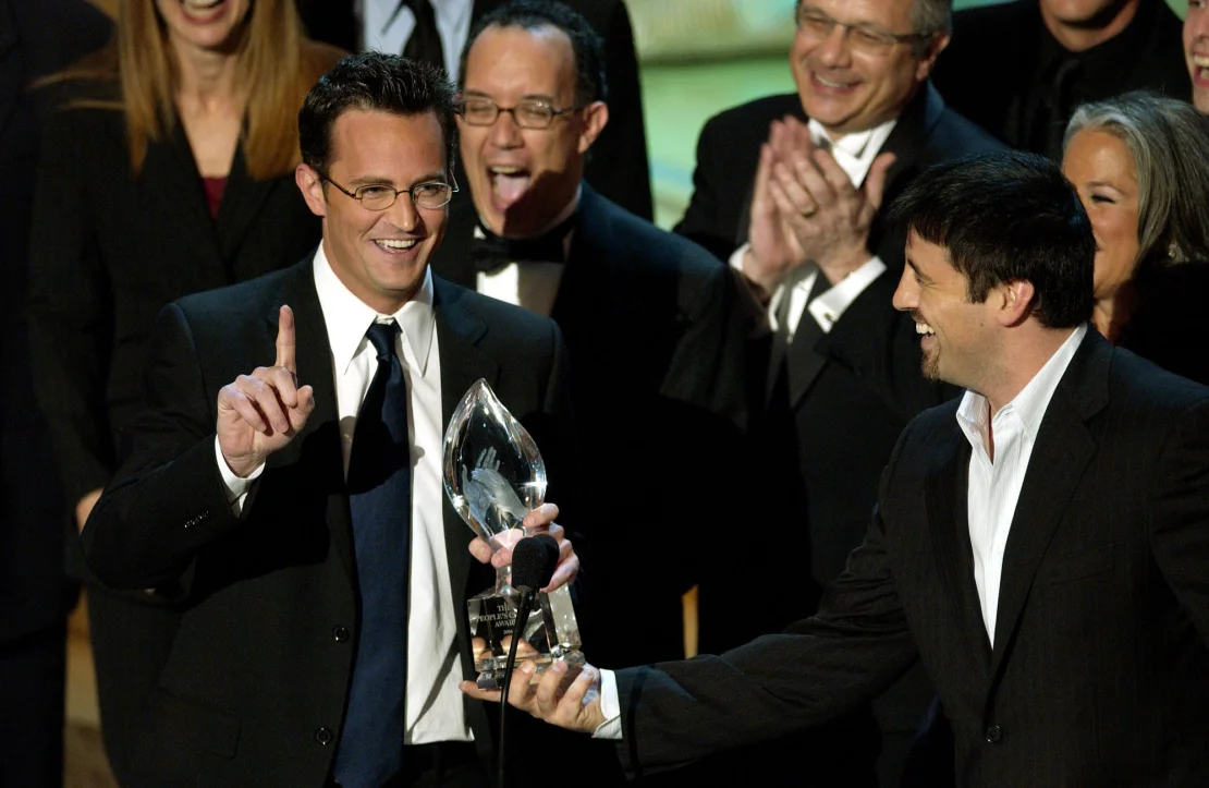 متیو پری، سمت چپ، در سی امین دوره جوایز سالانه انتخاب مردم، 11 ژانویه 2004، در پاسادنا، کالیفرنیا.