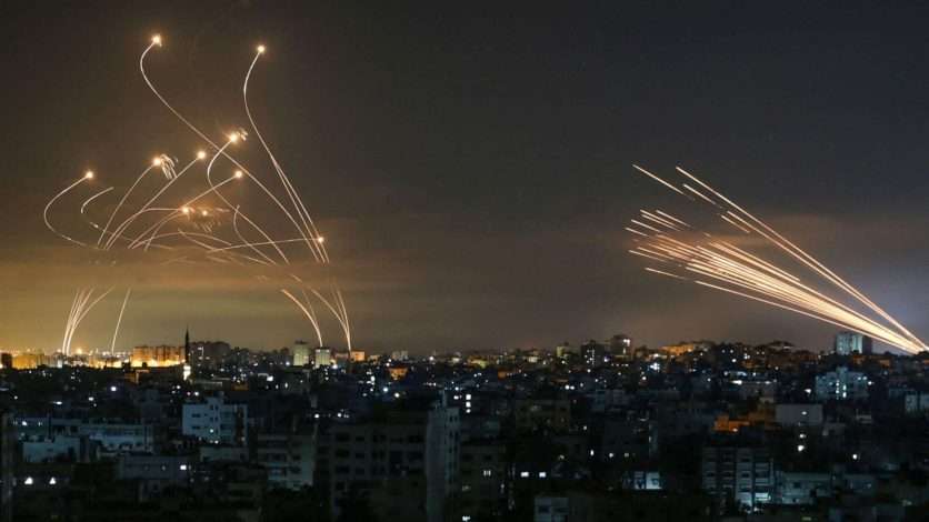 رویارویی ر اکت های شلیک شده از نوار غزه و سامانه گنبد آهنین در جنگ فلسطین و اسرائیل 2021
