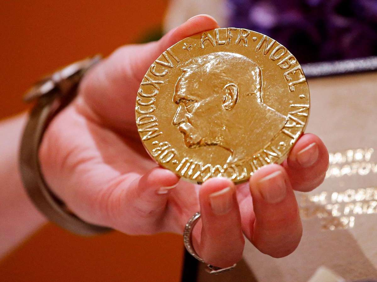 مدال طلایی صلح نوبل در دستان یک زن قرار دارد