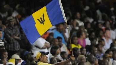 یک هوادار باربادوس پرچم این کشور را در دست دارد