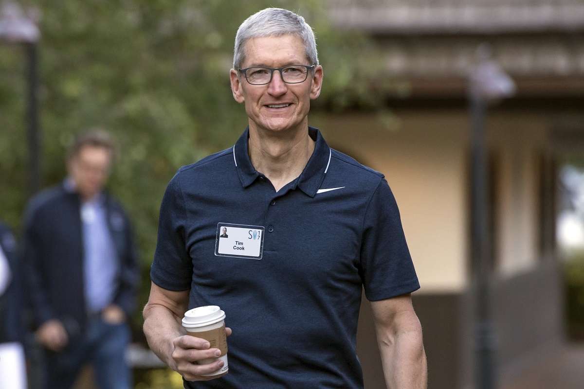 مدیرعامل اپل با یک لیوان قهوه در دستش در حال قدم زدن است.