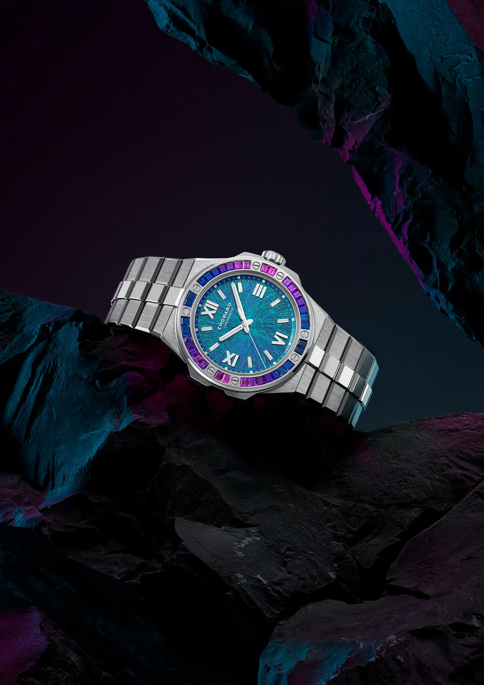 ساعت شوپارد آلپاین ایگل با صفحه آبی و بزل رنگارنگ روی زمینه تیره