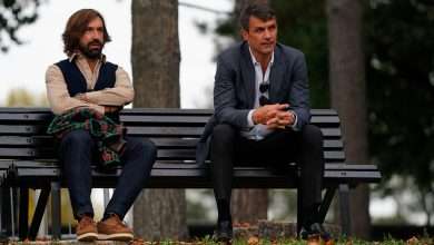 پائولو مالیدینی و آندره پیرلو با تیپ مردانه شیک خود روی یک نیمکت نشسته اند.