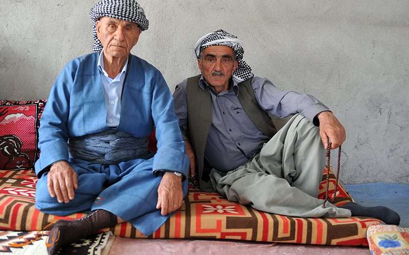 تاریخچه انواع کلاه مردانه ایرانی: از کلاه نمدی تا کلاه شاپو 8 مردان کرد با کلاو و پیچ