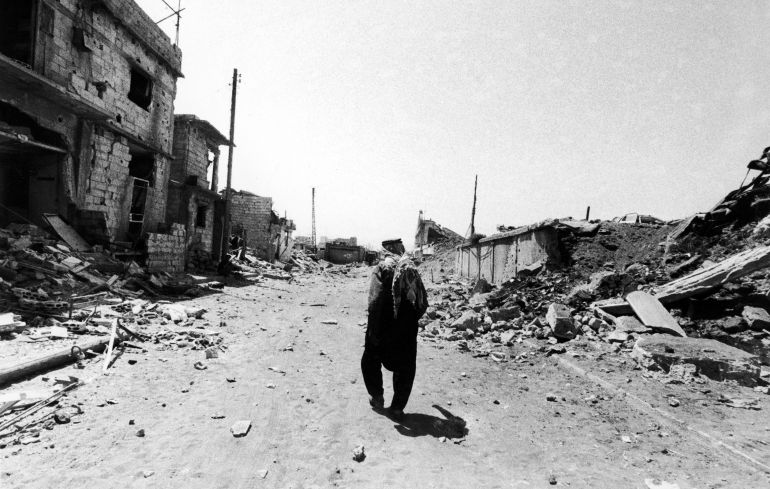 2 اوت 1982، یک پناهجوی سالخورده فلسطینی در شهر صبرا در غرب بیروت میان ویرانی‌های ناشی از بمباران 14 ساعته نیروهای اسرائیلی در روز گذشته سرگردان است. (عکس: آسوشیتدپرس)