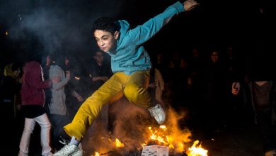 پسر نوجوان در حال پریدن از روی آتش چهارشنبه سوری