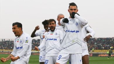 تیم‌های فوتبال الریان و استقلال در چارچوب لیگ نخبگان آسیا به مصاف هم رفتند و استقلال با نتیجه 2 بر صفر به برتری رسید و صعود کرد. محمدرضا آزادی در دقیقه 46 و علیرضا کوشکی در دقیقه 70 گل‌های آبی پوشان پایتخت را به ثمر رساندند. بدین ترتیب پرسپولیس که برای صعود نیاز به شکست استقلال در این بازی داشت، از لیگ نخبگان حذف شد.