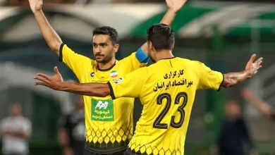 خلاصه بازی سپاهان 4 - ذوب آهن 1؛ دربی اصفهانیها با پیروزی پر گل سپاهان تمام شد. +ویدئو 3 سپاهان در دربی اصفهان با 4 گل ذوب آهن را برد تا بالاتر از تراکتور در صدر قرار بگیرد. فردا هم دیدار های این هفته با مسابقات استقلال و پرسپولیس ادامه پیدا می کند.