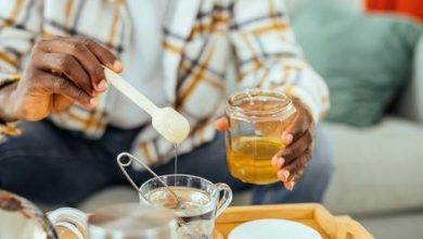 عسل در مقایسه با شکر: آیا واقعاً انتخاب سالمتری است؟ 5 عسل در مقایسه با شکر: آیا واقعاً انتخاب سالمتری است؟