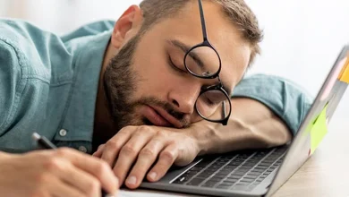 چرا در طول روز خسته و خوابآلود میشویم؟ دلایل و راهکارها 8 چرا در طول روز خسته و خوابآلود میشویم؟ دلایل و راهکارها