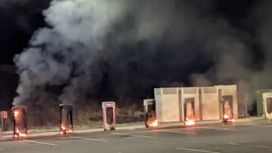 اعتراضات علیه ایلان ماسک به خشونت کشیده شد؛ حملات به نمایندگیهای تسلا با کوکتل مولوتوف 7 اعتراضات علیه ایلان ماسک به خشونت کشیده شد؛ حملات به نمایندگیهای تسلا با کوکتل مولوتوف