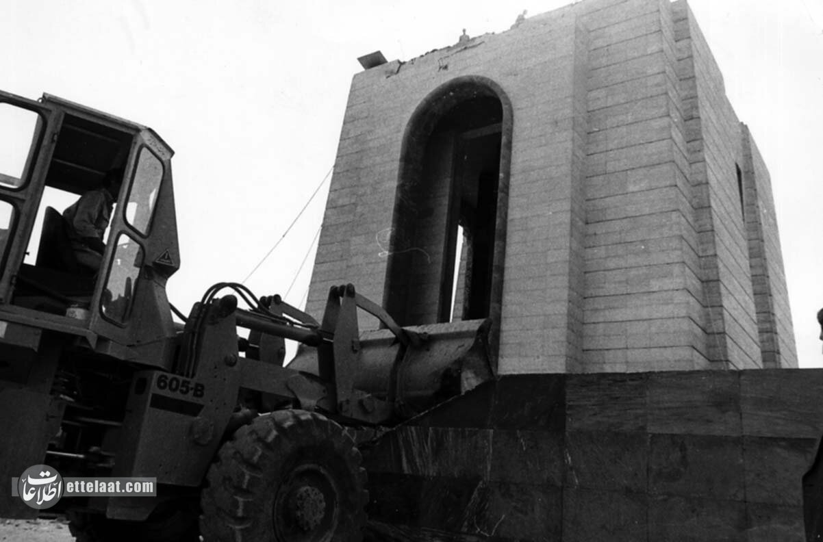 اختلاف نظر خلخالی و بنی صدر بر سر تبدیل آرامگاه رضاشاه به دستشویی! +عکس 9 اختلاف نظر خلخالی و بنی صدر بر سر تبدیل آرامگاه رضاشاه به دستشویی! +عکس