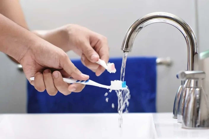 چطور مسواک خودمان را تمیز کنیم؟ 1 چطور مسواک خودمان را تمیز کنیم؟