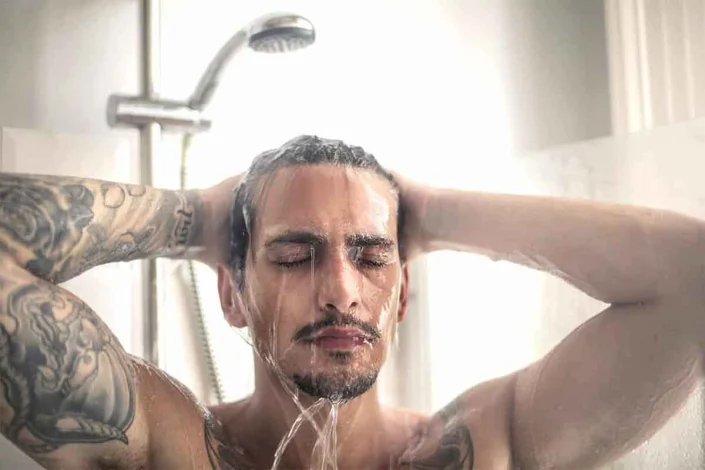 صبحها دوش بگیریم یا شبها؟ 1 صبحها دوش بگیریم یا شبها؟