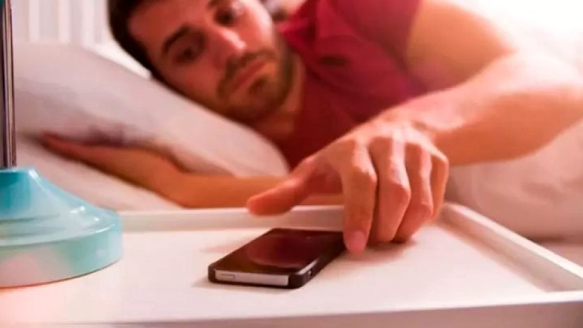 چرا نباید قبل از خواب سراغ گوشی برویم؟ 1 چرا نباید قبل از خواب سراغ گوشی برویم؟