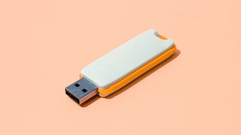 کاربرد دو سوراخ کوچک روی کانکتور USB چیست؟ 1 کاربرد دو سوراخ کوچک روی کانکتور USB چیست؟
