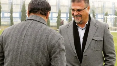 مدیرعامل استقلال: تصمیمی برای استفاده از مربی ایرانی نداریم! +ویدئو 2 علی نظری جویباری، مدیرعامل استقلال درباره شرایط این تیم اظهار کرد: در اولین فرصت مفصل صحبت خواهم کرد. برای سیدروف در حال اخذ ویزا هستیم. گزینه ایرانی برای هدایت تیم نداریم. سرمربی با نظر سیدروف انتخاب میشود.