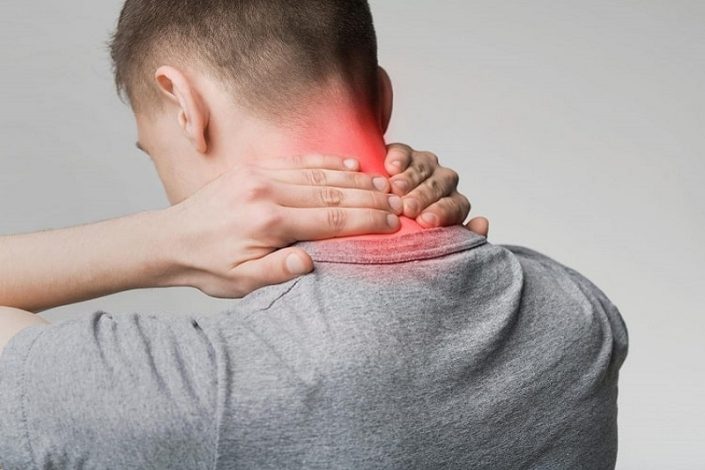 استفاده از موبایل و کامپیوتر خطر گردن درد را تا 82 درصد افزایش میدهد 1 گردن درد