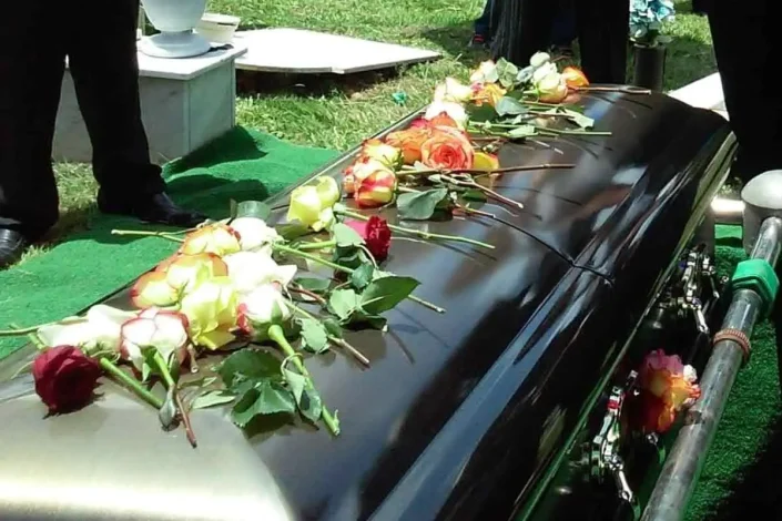 زنی که در زمان مراسم تدفین در تابوتش بیدار شد 1 زنی که در زمان مراسم تدفین در تابوتش بیدار شد