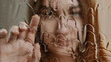 ۲ علامت که نشان می‌دهد گرفتار «اثر زندگی موازی» شده‌اید