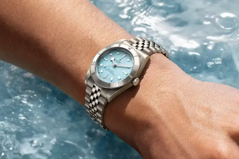 معرفی تودور بلک بی 54 Lagoon Blue: جدیدترین ساعت غواصی سوئیسی از راه رسید 6 تودور بلک بی 54 Lagoon Blue