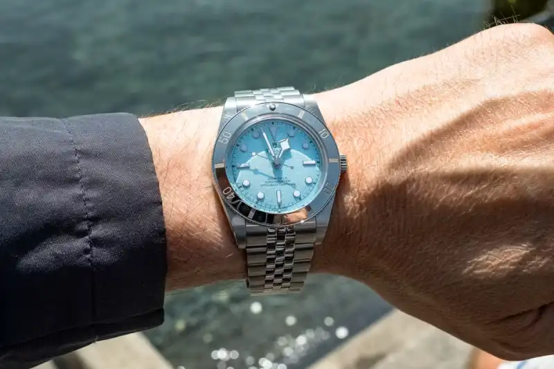 معرفی تودور بلک بی 54 Lagoon Blue: جدیدترین ساعت غواصی سوئیسی از راه رسید 3 تودور بلک بی 54 Lagoon Blue