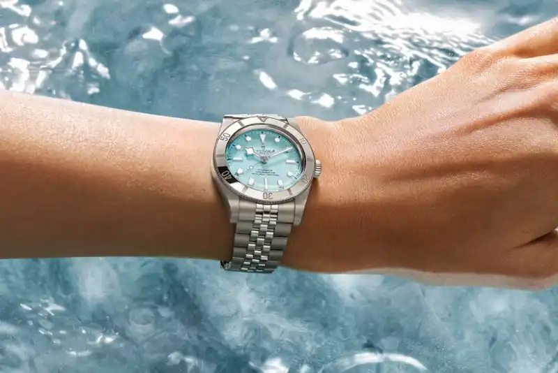 معرفی تودور بلک بی 54 Lagoon Blue: جدیدترین ساعت غواصی سوئیسی از راه رسید 4 تودور بلک بی 54 Lagoon Blue