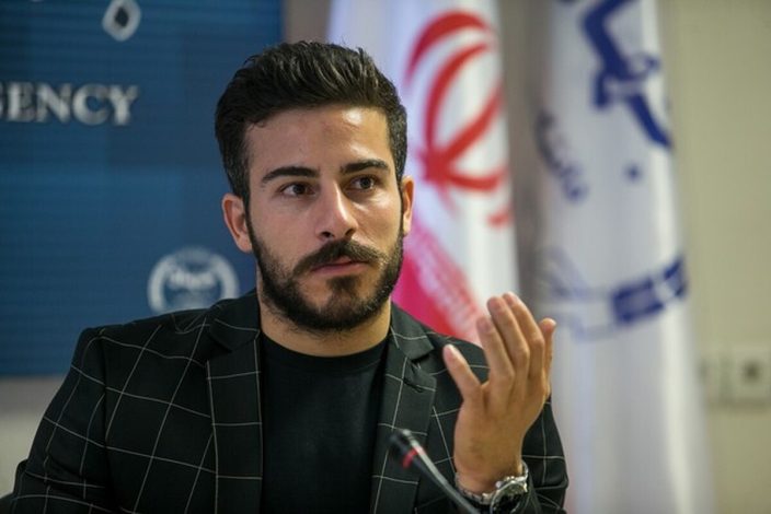 قهرمان سابق ایران، کیانوش رستمی، با پرچم کوزوو در مسابقات جهانی وزنهبرداری 1 قهرمان سابق ایران، کیانوش رستمی، با پرچم کوزوو در مسابقات جهانی وزنهبرداری