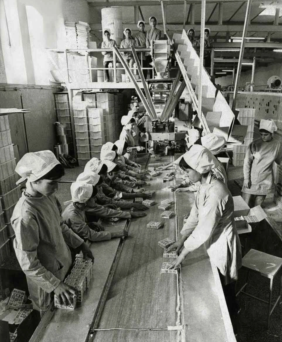 کارخانه بیسکویت‌سازی در تهران در سال ۱۳۵۲+ عکس