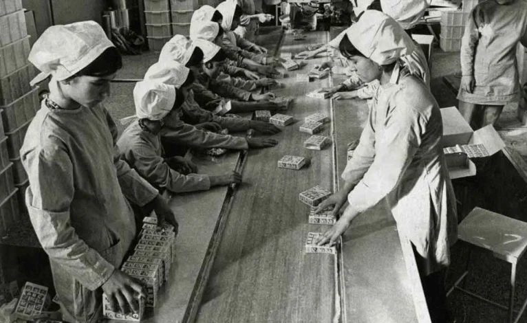 کارخانه بیسکویت‌سازی در تهران در سال ۱۳۵۲+ عکس