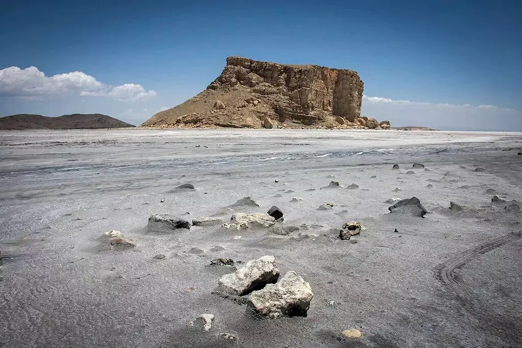 خشک شدن دریاچه ارومیه چه ربطی به زلزله در تبریز دارد؟ 2 https://harfemard.ir/beginning-of-salt-storm-in-lake-urmia/