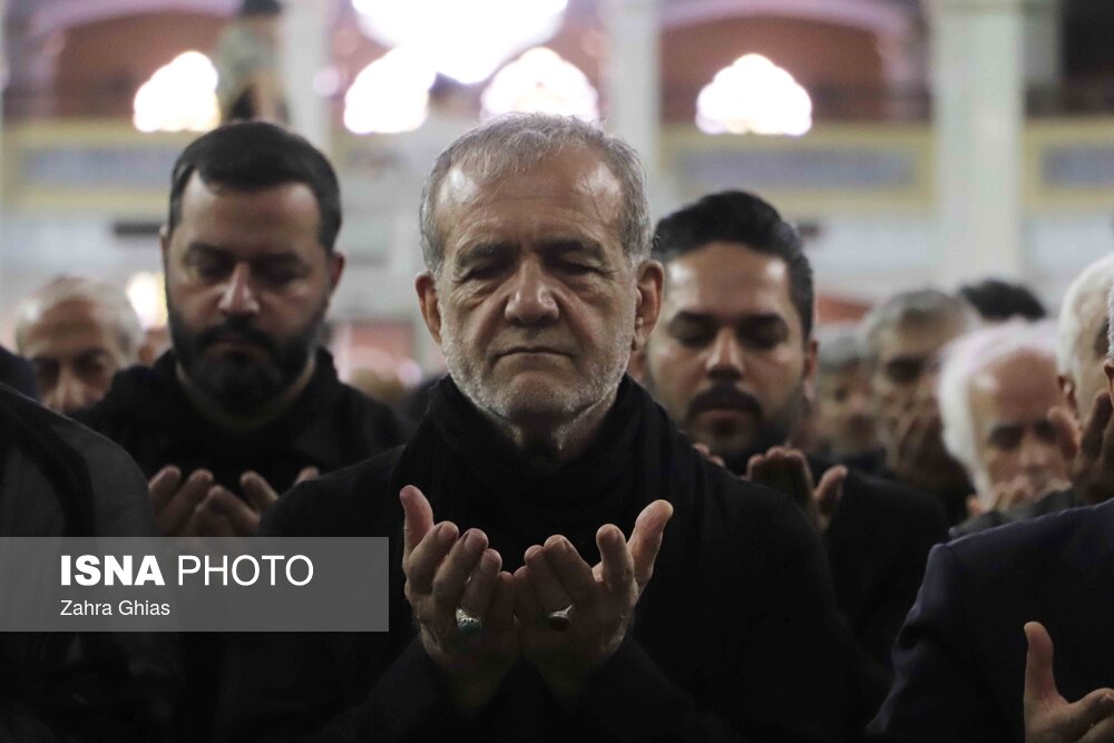 حضور رئیس جمهور در نماز ظهر عاشورا +عکس 2 حضور رئیس جمهور در نماز ظهر عاشورا