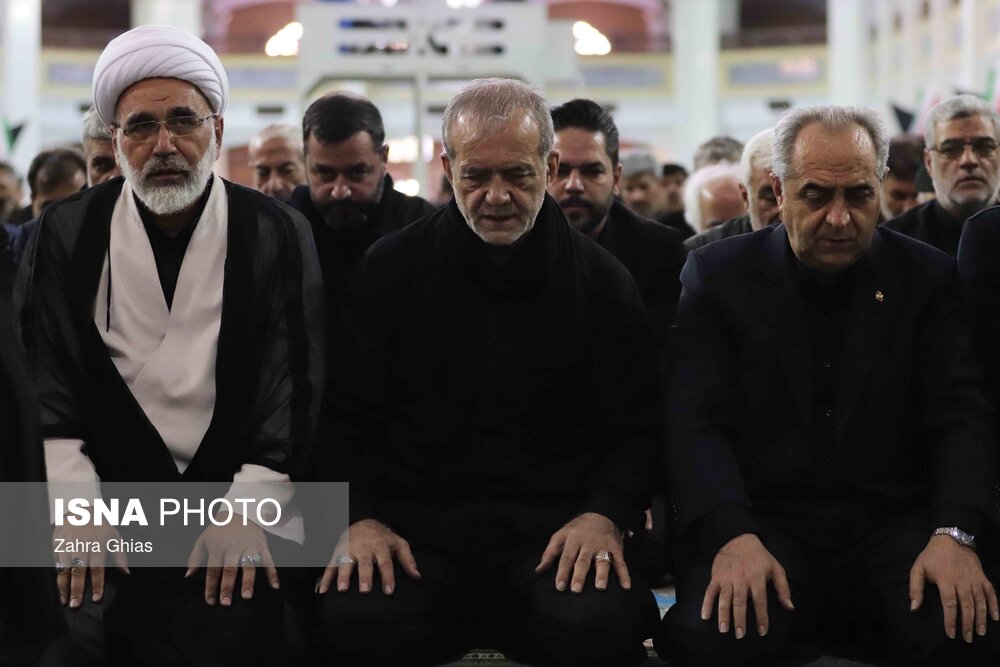 حضور رئیس جمهور در نماز ظهر عاشورا +عکس 3 حضور رئیس جمهور در نماز ظهر عاشورا