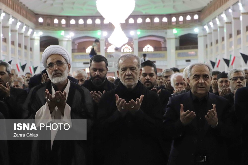 حضور رئیس جمهور در نماز ظهر عاشورا +عکس 4 حضور رئیس جمهور در نماز ظهر عاشورا