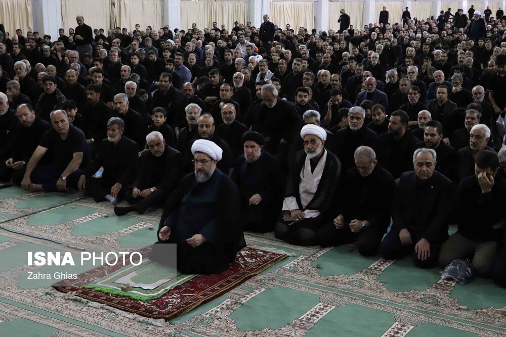 حضور رئیس جمهور در نماز ظهر عاشورا +عکس 5 حضور رئیس جمهور در نماز ظهر عاشورا
