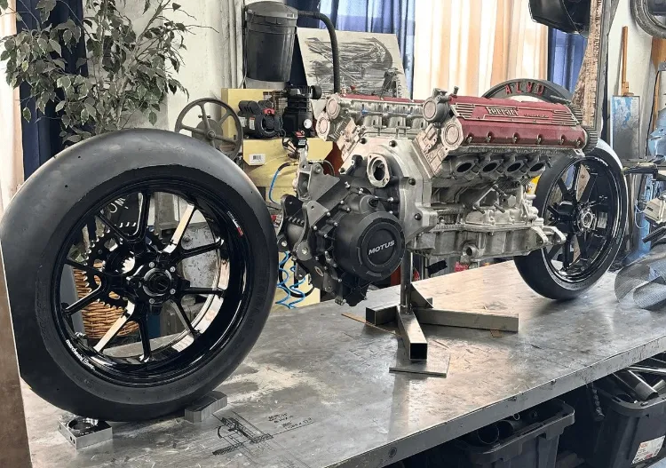 هازان یک موتورسیکلت با موتور V8 فراری میسازد 2 موتورسیکلت با موتور V8 فراری