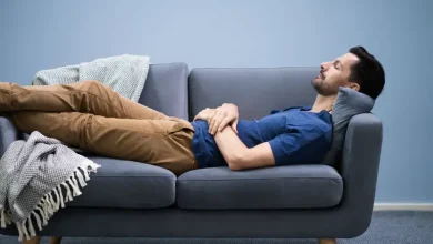 چرا روی کاناپه راحت تر از تخت به خواب می‌رویم؟