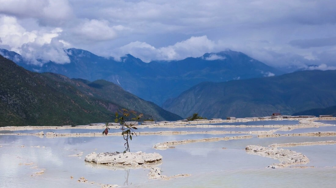 دریاچهای به رنگ سفید شیری+ عکس 2 دریاچهای به رنگ سفید شیری+ عکس