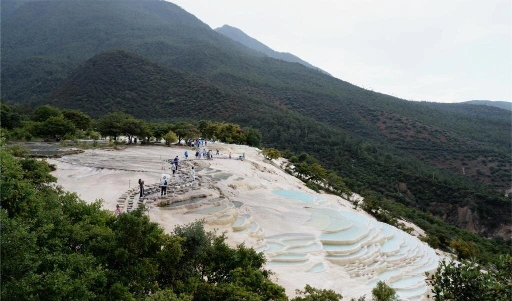 دریاچهای به رنگ سفید شیری+ عکس 3 دریاچهای به رنگ سفید شیری+ عکس