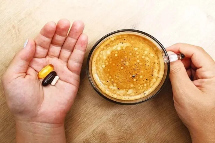 این داروها را همراه با چای و قهوه نخورید 1 این داروها را همراه با چای و قهوه نخورید