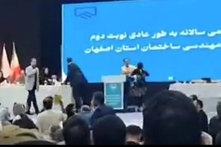 خانم مهندس معترض به رانتخواری را در جلسه سازمان نظام مهندسی کتک زدند+ ویدئو 1 خانم مهندس معترض به رانتخواری را در جلسه سازمان نظام مهندسی کتک زدند+ ویدئو